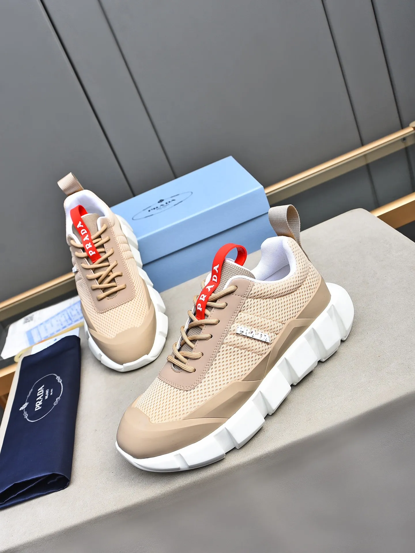 Men's shoes 💰480 PRADA/Prada men's lace-up casual sports shoes, the upper is made of cowhide leather and breathable mesh. It is soft, comfortable and breathable. The tongue is decorated with the PRADA brand letter logo. The thick rubber sole echoes the red label tongue. The style is fashionable and generous. The details are carefully crafted. A casual sports shoe with a super fashionable look on the foot. Excellent breathability!  Size: 38-44 (45 46 customized)